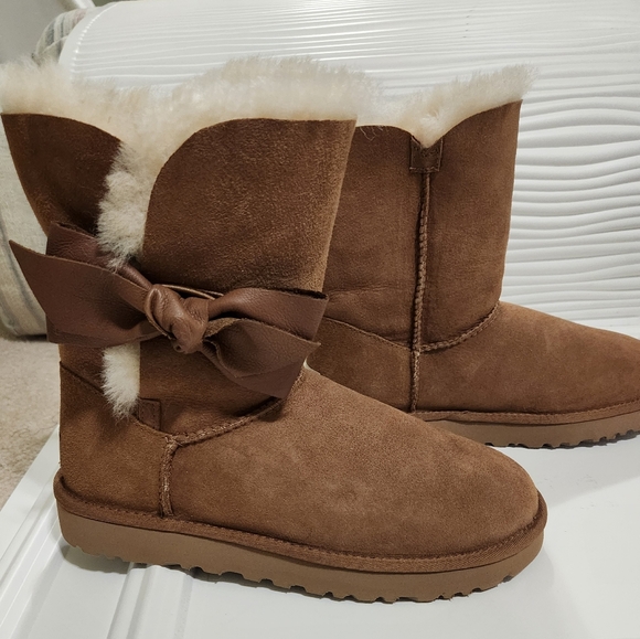UGG leather bow on the size boots - Picture 6 of 8